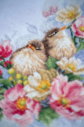 Borduurblad productfoto Borduurpakket Vervaco ‘Kleine vogeltjes op bloementak’ 2