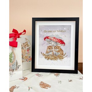 Borduurblad productfoto Borduurpakket Bothy Threads – Mushroom at the Inn 2