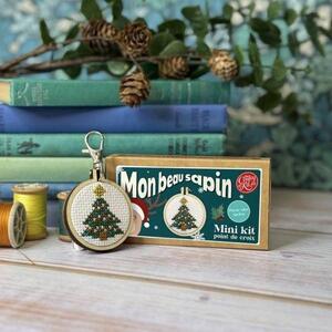 Borduurblad productfoto Borduurpakket Crafty Company Mini Kit – Mon Beau Sapin