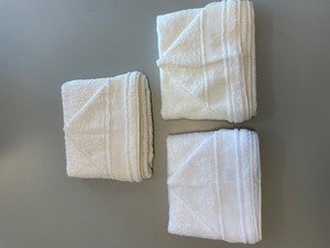 Borduurblad productfoto Babycape met capuchon wit 2