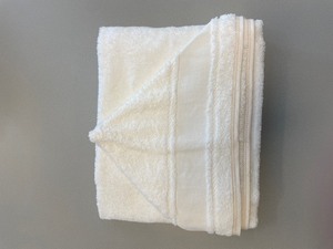 Borduurblad productfoto Babycape met capuchon gebroken wit